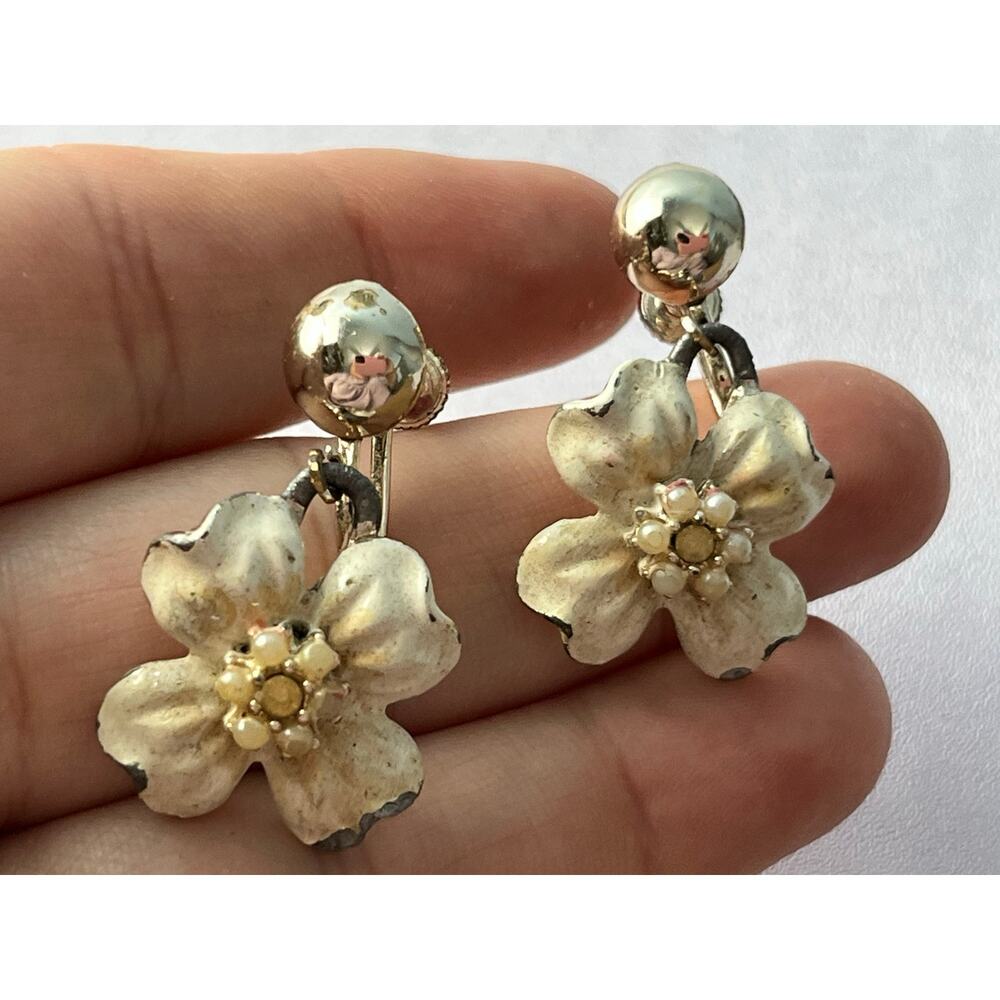 VTG Ivory Floral Screw Back Earrings Silver Tone Painted Metal Faux Pearl MCM